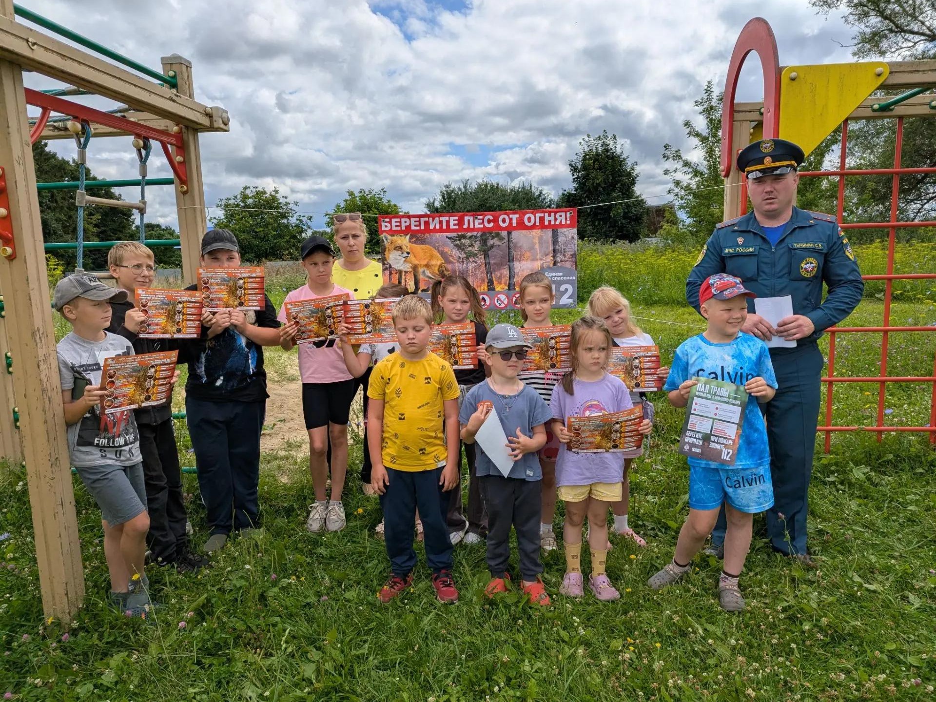 Летняя безопасность ☀️: сотрудники МЧС 👨‍🚒 и староста села Сомово провели урок для детей 👧👦.